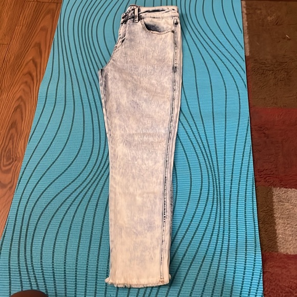 Guess Jeans - Picture 2 of 10